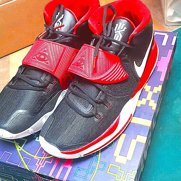 Sneakers - Picture 2 of 4